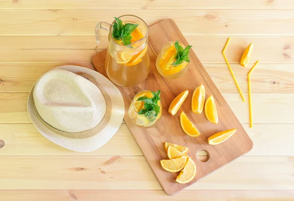 Limonada Verão Fria Laranja Jarro Óculos Mesa Madeira Chapéu Verão — Fotografia de Stock