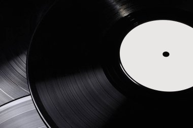 Güzel vinil kaydı. Bir grup siyah vintage plak. Şık müzik kayıtları.