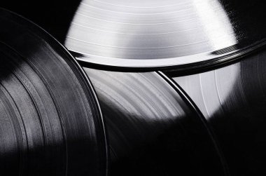 Güzel vinil kaydı. Bir grup siyah vintage plak. Şık müzik kayıtları.