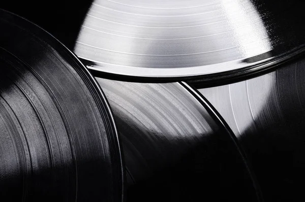 Güzel vinil kaydı. Bir grup siyah vintage plak. Şık müzik kayıtları.