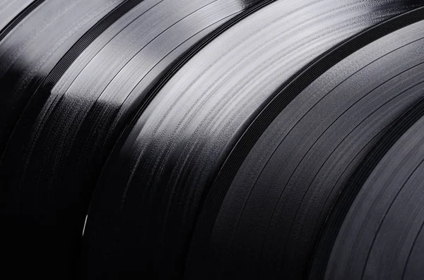Güzel vinil kaydı. Bir grup siyah vintage plak. Şık müzik kayıtları.