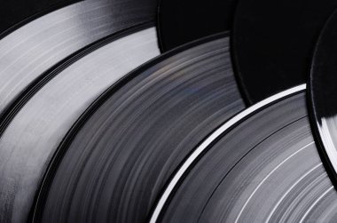 Güzel vinil kaydı. Bir grup siyah vintage plak. Şık müzik kayıtları.