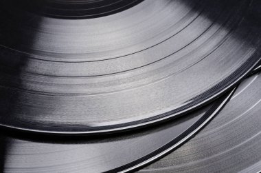 Güzel vinil kaydı. Bir grup siyah vintage plak. Şık müzik kayıtları.