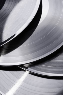 Güzel vinil kaydı. Bir grup siyah vintage plak. Şık müzik kayıtları.