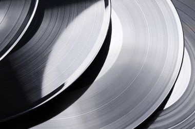 Güzel vinil kaydı. Bir grup siyah vintage plak. Şık müzik kayıtları.