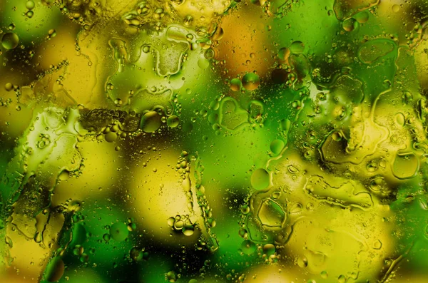 美しい液体の背景。異なるドロップを持つ背景。緑と水の要素. — ストック写真