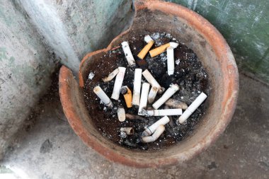 Birçok yakın sigara sapı bir kül tablası içinde.