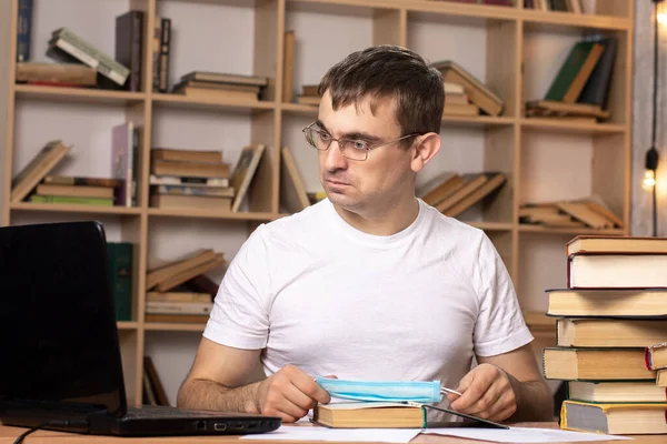 Een Jonge Man Met Een Bril Zit Aan Een Tafel — Stockfoto