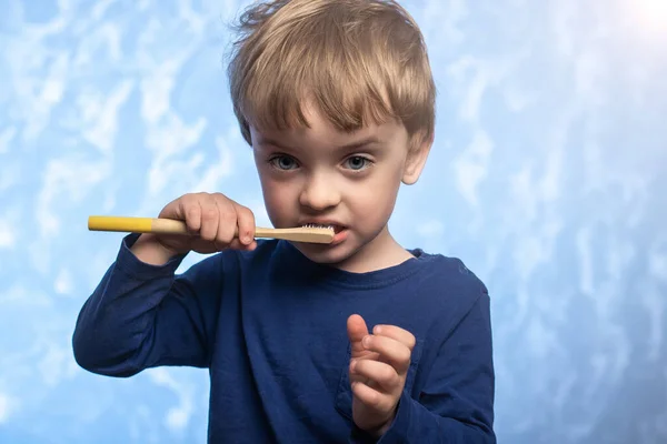 Yaşındaki Bir Çocuk Banyoda Dişlerini Bambu Bir Diş Fırçasıyla Mavi — Stok fotoğraf