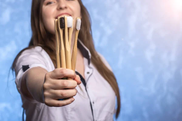 Kadın Ellerinde Bir Sürü Bambu Diş Fırçası Var Gülümseyen Bir — Stok fotoğraf
