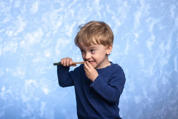 Küçük Çocuk Dişlerini Mavi Dokuya Sahip Bambu Bir Diş Fırçasıyla — Stok fotoğraf