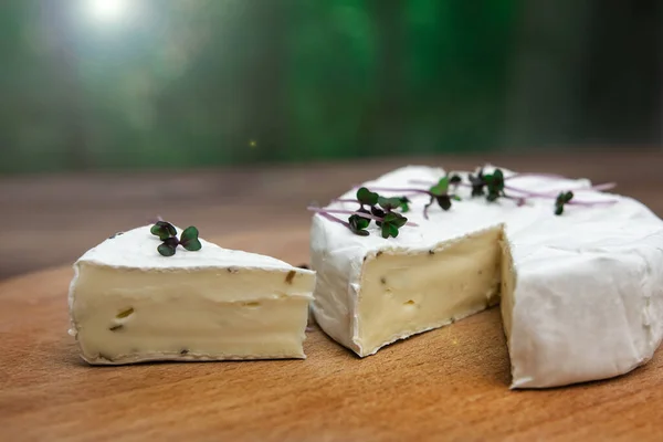 Queijo Brie Camembert Fatiado Uma Tábua Madeira Topo Microverde Repolho — Fotografia de Stock