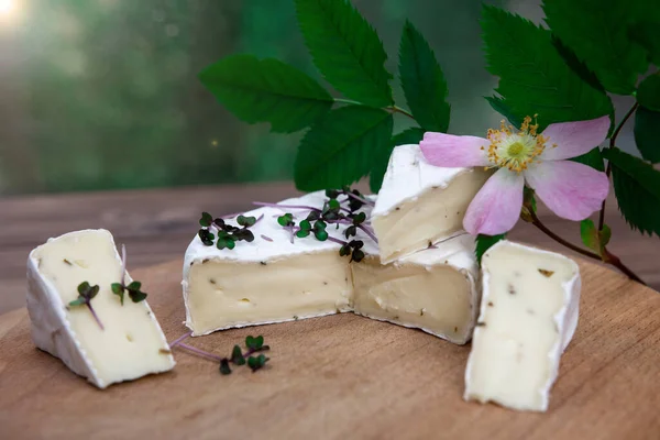 Círculo Corte Queijo Brie Camembert Triângulos Encontra Uma Placa Madeira — Fotografia de Stock