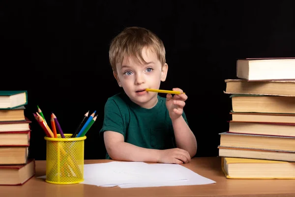 Menino Três Anos Senta Uma Mesa Com Livros Rói Lápis — Fotografia de Stock