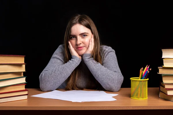 Retrato Una Joven Mesa Con Libros Lápices Papeles Mira Cámara — Foto de Stock