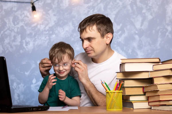 Papa Setzt Seinem Sohn Eine Brille Auf Online Fernunterricht Quarantäne — Stockfoto