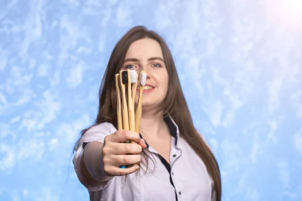 Veel Bamboe Tandenborstels Vrouwenhanden Close Een Jonge Vrouw Met Een — Stockfoto