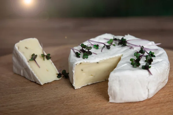 Cortado Pedaço Queijo Brie Camembert Uma Bandeja Madeira Perto Está — Fotografia de Stock