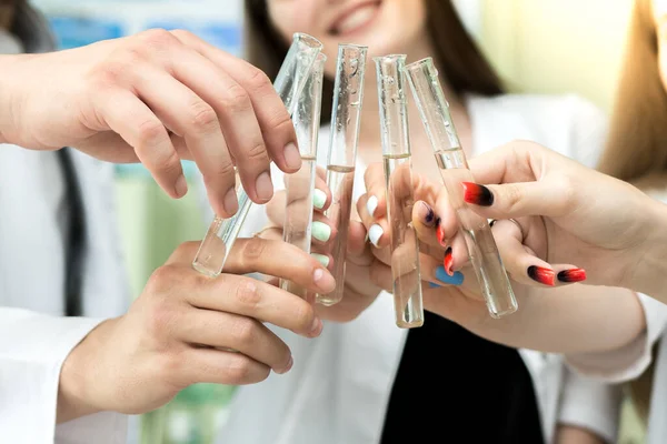 Kadın Ellerinde Sıvı Bulunan Beş Tıbbi Test Tüpü Arka Planda Stok Resim