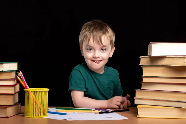 Ένα Μικρό Τρίχρονο Παιδί Κάθεται Ένα Γραφείο Βιβλία Και Μολύβια — Φωτογραφία Αρχείου