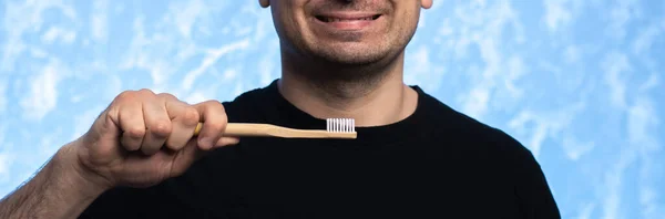 Cepillo Dientes Bambú Mano Joven Sobre Fondo Una Sonrisa Higiene —  Fotos de Stock