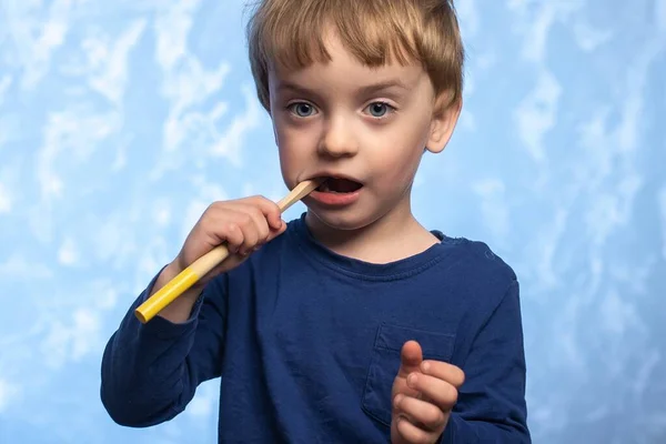 Küçük Çocuk Dişlerini Bambu Bir Diş Fırçasıyla Banyoda Mavi Dokuda — Stok fotoğraf