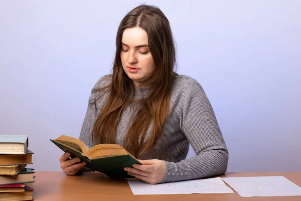 Joven Estudiante Maestra Sienta Una Mesa Contra Una Pared Gris — Foto de Stock