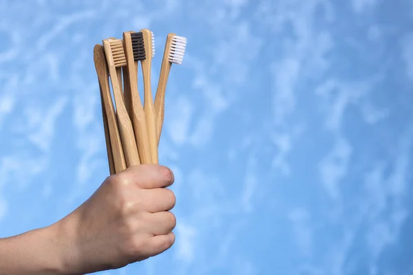 Bir Sürü Bambu Diş Fırçası Mavi Bir Duvarın Arka Planında — Stok fotoğraf