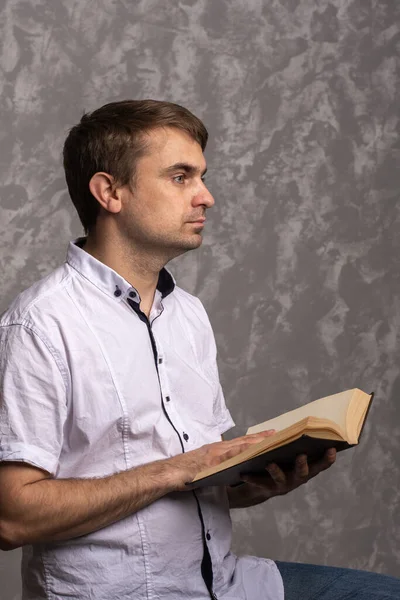 Joven Aspecto Europeo Con Una Camisa Blanca Sostiene Libro Abierto — Foto de Stock