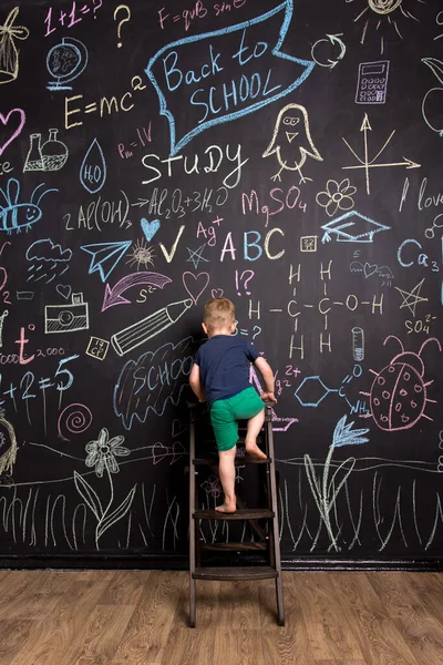 Little Boy Climbs Stairs Large Slate Wall Multi Colored Chalk — Stock Photo, Image