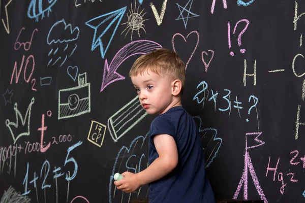Little Three Year Old Boy Stands Large Slate Wall Draws — Stock Photo, Image