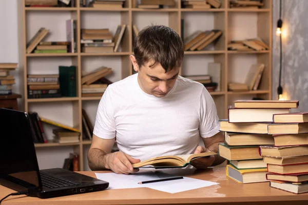 Joven Estudiante Masculino Sienta Una Mesa Con Libros Fondo Gabinete — Foto de Stock