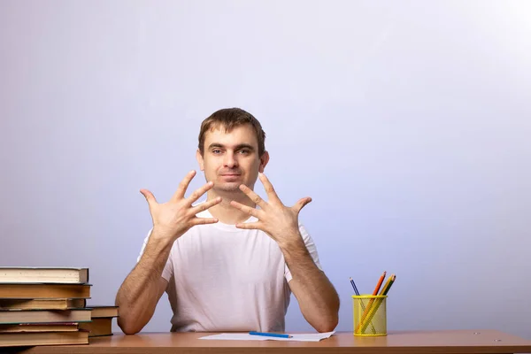 Joven Estudiante Profesor Sienta Escritorio Con Libros Lápices Fondo Una —  Fotos de Stock