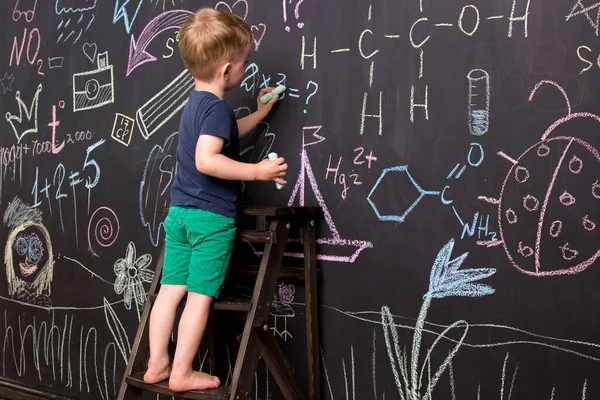 Küçük Çocuk Büyük Bir Tahtaya Renkli Tebeşirle Çiziyor Çocuk Çizimleri - Stok İmaj