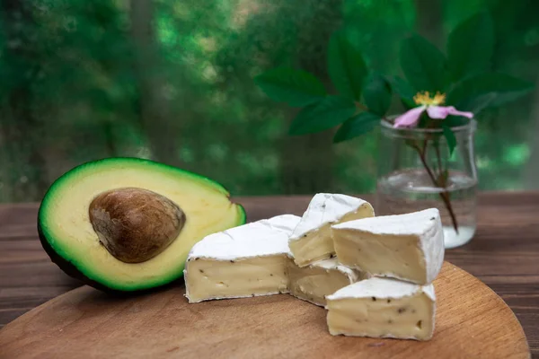 Brie Fatiado Camembert Com Mofo Branco Meio Abacate Uma Placa — Fotografia de Stock