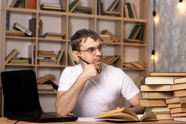 Joven Con Gafas Sienta Una Mesa Con Ordenador Portátil Libros — Foto de Stock