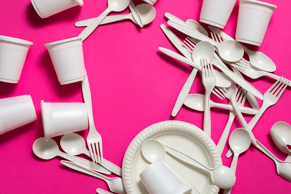 Muchos Tenedores Orgánicos Cucharas Vasos Plato Maicena Sobre Fondo Rosa — Foto de Stock