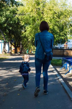madre e hija en un paseo