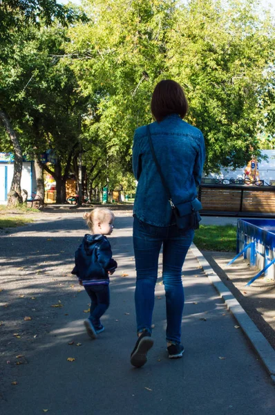 madre e hija en un paseo
