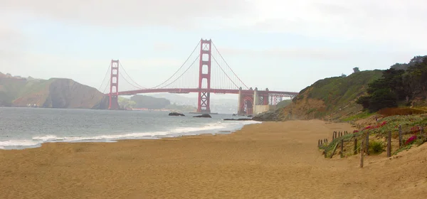 Pusta Plaża Baker Mostem Golden Gate Tle — Zdjęcie stockowe