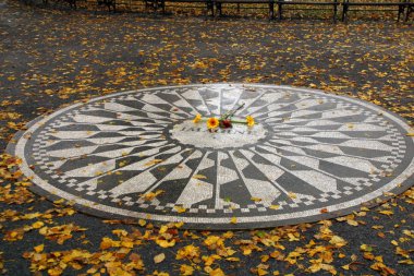 Nyc 'in Central Park' ındaki Imagine Anıtı 'nın etrafına yapraklar dökülüyor