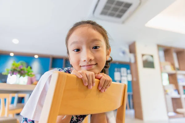 Liten Asiatisk Tjej Sitter Och Ler Bibliotek Rum Skolan Utbildning — Stockfoto