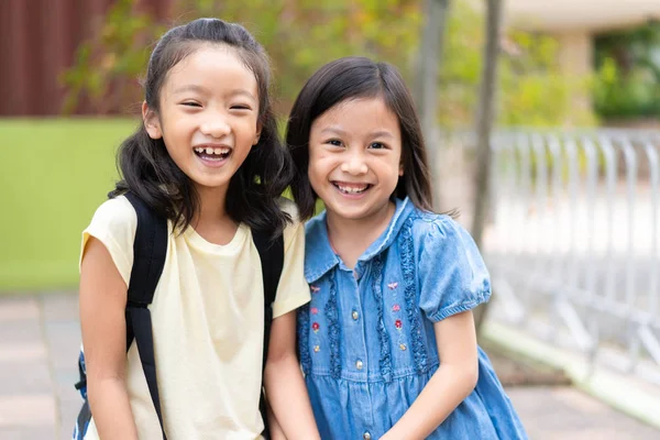 Liten Asiatisk Flicka Tillbaka Till Skolan Med Vän — Stockfoto