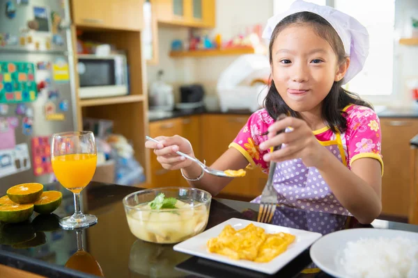 Kleines Mädchen Genießt Essen Mit Orangensaft Der Küche — Stockfoto