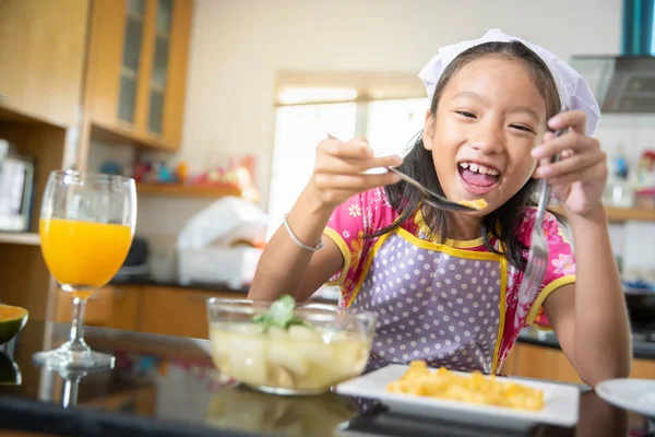Kleines Mädchen Genießt Essen Mit Orangensaft Der Küche — Stockfoto
