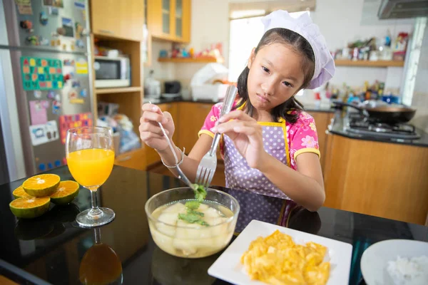 Wenig Asiatische Mädchen Langweilig Essen Und Gemüse — Stockfoto