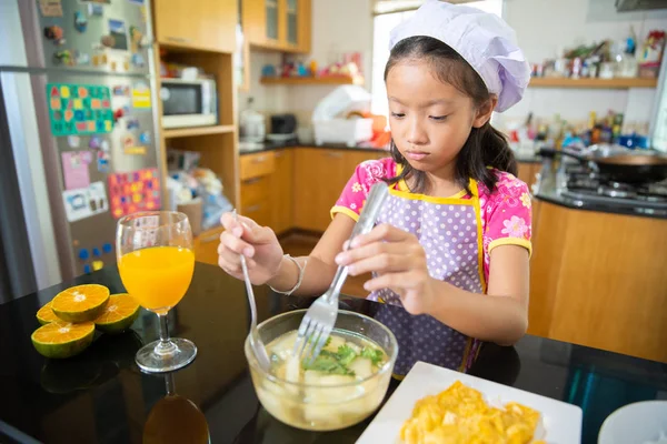 Wenig Asiatische Mädchen Langweilig Essen Und Gemüse — Stockfoto
