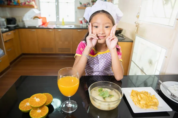 Dziewczynka Zdrowej Żywności Sok Pomarańczowy Kuchni — Zdjęcie stockowe