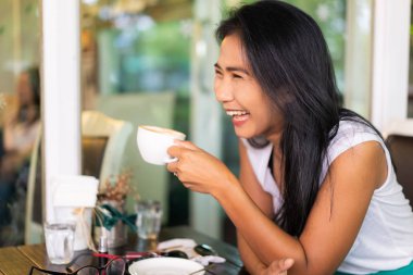 Kafede kahve içme mutlu Asyalı kadın