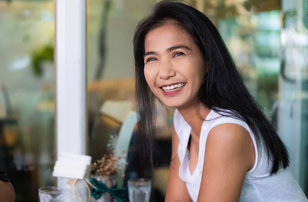 Glücklich Asiatische Frau Mittleren Alters Lächelt Positive Einstellung Menschen Konzept — Stockfoto